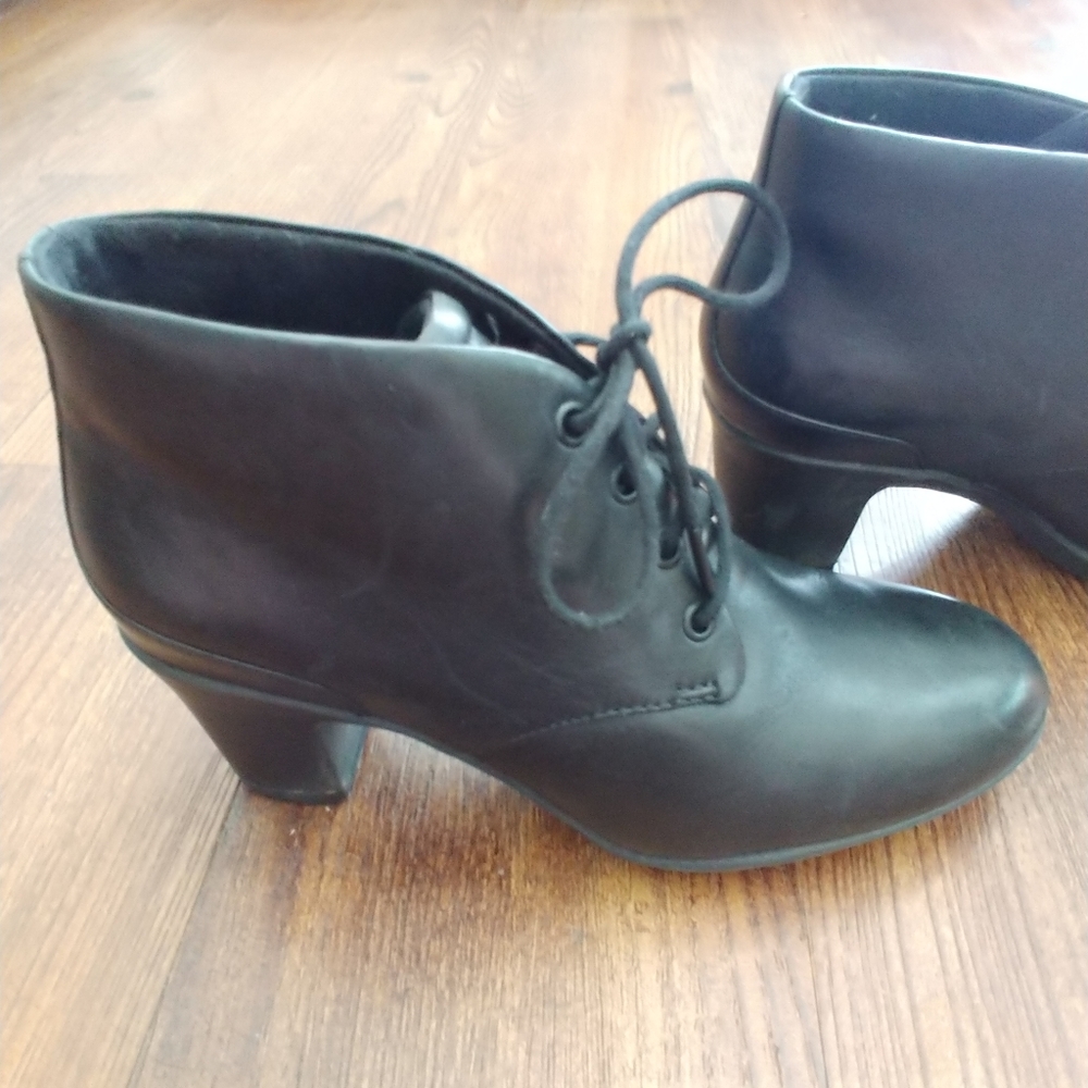 Clarks bendable black lace up ankle bootie